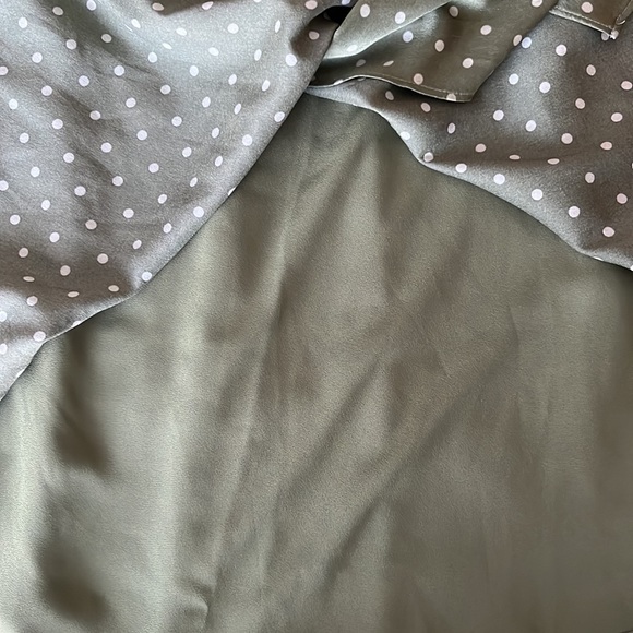 Green polka dot fully lined satin Guess mini skirt. - Picture 4 of 8